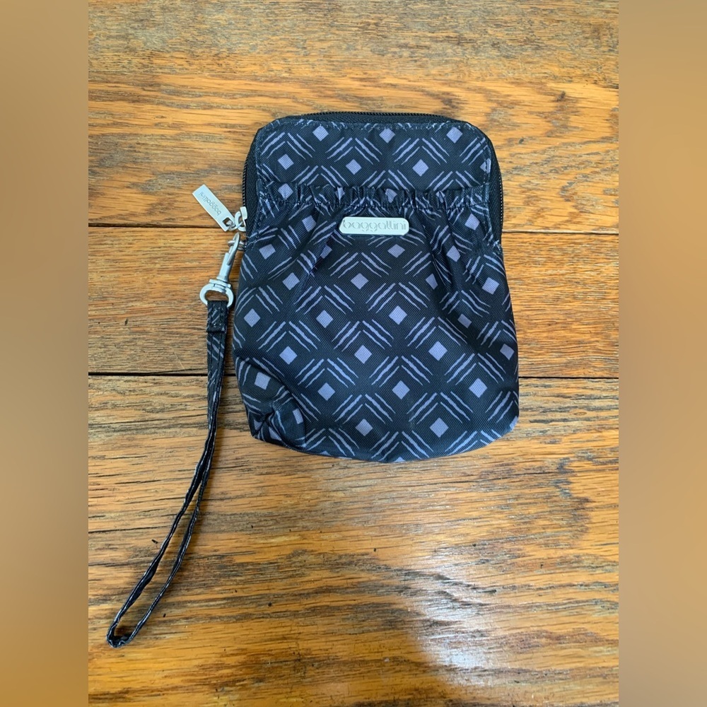 Baggallini wristlet purse travel bag RFID